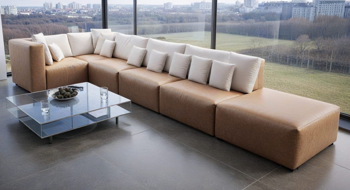 Duża, beżowa sofa modułowa z białymi poduszkami, ustawiona w nowoczesnym salonie z dużymi oknami z widokiem na panoramę miasta - Holiday