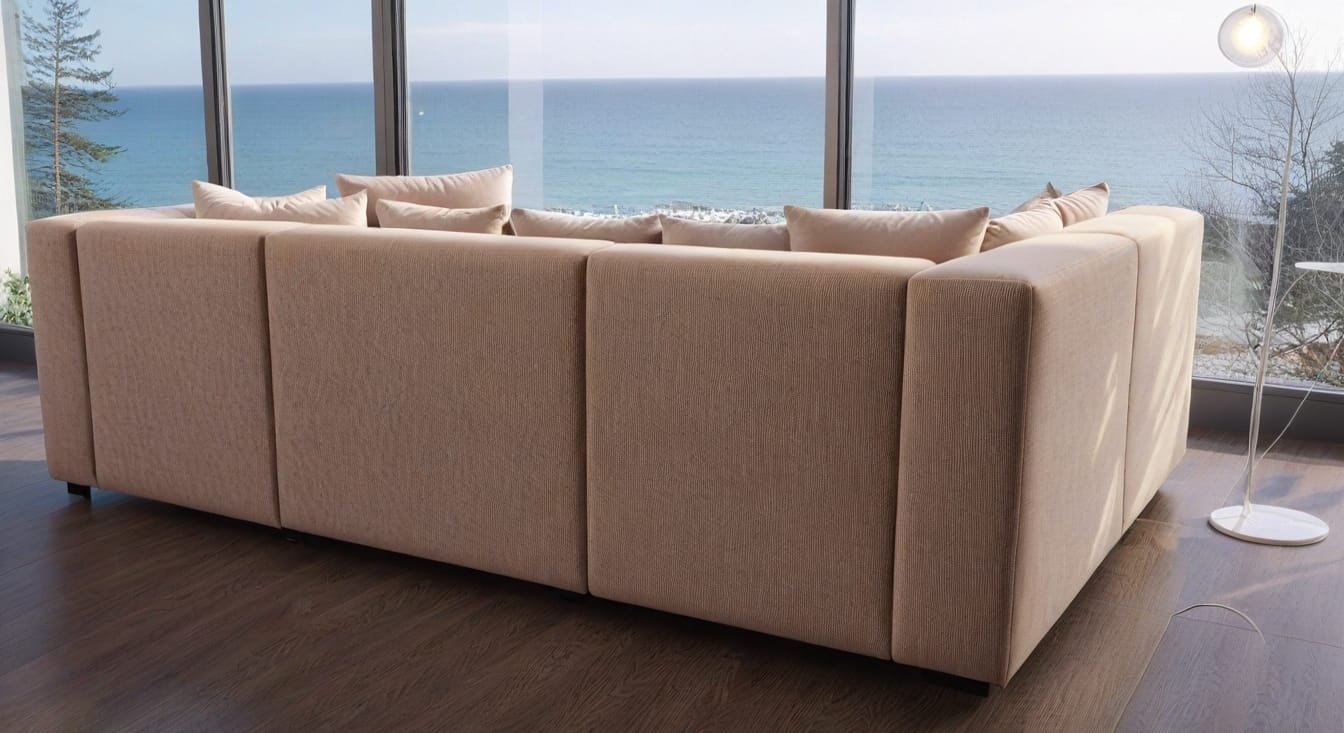 Duża kanapa ustawiona tyłem do zdjęcia, w tle ocean - Holiday