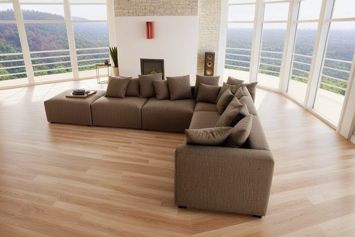 Duża, modułowa sofa w kształcie litery "L" w brązowym kolorze, w salonie z panoramicznymi oknami- Sunrise