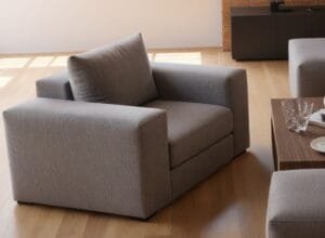 Szary fotel z oparciem